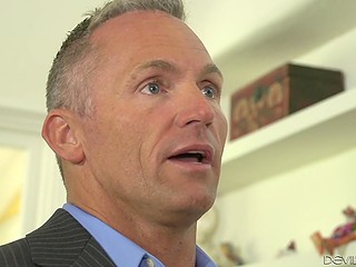 Жена с широкой улыбкой нашла партнёра, который действительно удовлетворил её пальцами 2