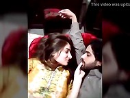 Индийские девочки во всей красе целуют мужиков, которые снимают, рассчитывая на порно-продолжение 5
