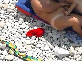 Voyeur obtains a chance to film the tanned man fucking his girlfriend on the stony beach 3