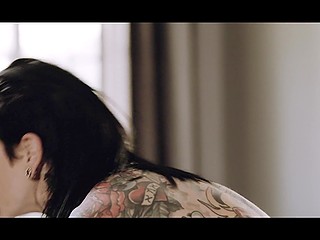 Светловолосая девчонка и подумать не может, что начнёт утро с однополого секса в спальне 10