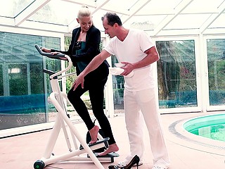 Mature fitness instructor doesn't blow a chance to fuck the light-haired possessor of a ponytail 2
