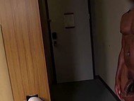 Чернокожий жеребец потеет, трахая кучерявую тёлочку с пирсингом в пупке на кастинге 8