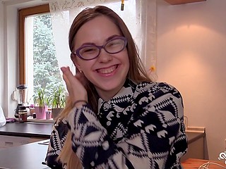 Очкастая девушка не имеет парня, но с радостью показывает, как доводит себя до оргазма 2
