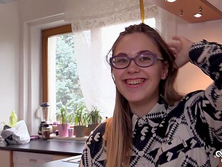 Очкастая девушка не имеет парня, но с радостью показывает, как доводит себя до оргазма 6