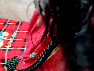 Ради секса с похотливым бойфрендом индийская домохозяйка готова отложить мытьё полов 3