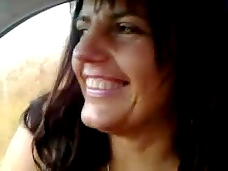 За деньги зрелая латвийская проститутка раздевается и запрыгивает в машину к клиенту 4