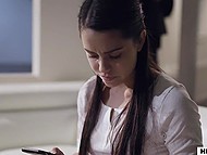 Опытный извращенец заставляет очаровательную и послушную сиделку переспать с ним 5