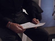 Опытный извращенец заставляет очаровательную и послушную сиделку переспать с ним 7