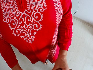 У индийца появляется сильное желание трахнуть жену в красном платье, что он и делает 3