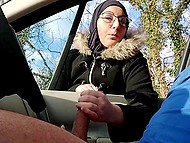 Сердце арабской обольстительницы в очках не выдержало и она помогла мальчику кончить 10