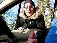 Сердце арабской обольстительницы в очках не выдержало и она помогла мальчику кончить 11