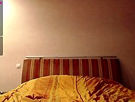 Вебкам-модель из России обнажает великолепную грудь, а вот снимать трусики не торопится 6