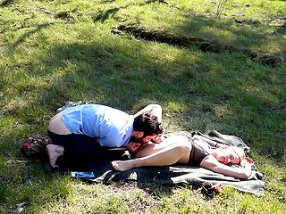 Мужик знал, что роман с греческой бабой не вечен, поэтому поспешил вывезти её на природу, чтобы заняться любовью 3