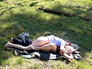 Мужик знал, что роман с греческой бабой не вечен, поэтому поспешил вывезти её на природу, чтобы заняться любовью 5