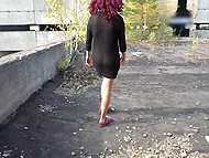 Мистер скандальный оператор снимает знакомую, которая гуляет без трусиков и провокационно наклоняется 5