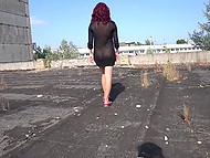 Мистер скандальный оператор снимает знакомую, которая гуляет без трусиков и провокационно наклоняется 6