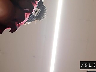 Самочка играет по своим собственным правилам и во время пандемии ходит в маске, но без трусиков 7