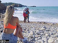 Муж ушёл, но отдых должен продолжаться, так что греческая порнозвезда даёт чёрным пацанам 4