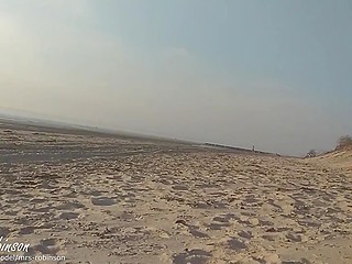 Милфа с натуральными сиськами смело трахается с приятелем прямо на пустынном пляже 11