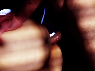 Мужчина демонстрирует гостеприимство и трахает подстриженную пизду гостьи, а затем кончает на лобок 7