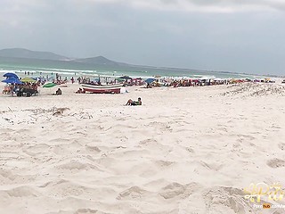 Парень трахает загорелую подругу в номере отеля после шалостей на публичном пляже 2