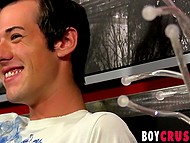 Во время соло кастинга, симпатичный парень оголяется и удовлетворяет себя на камеру 4