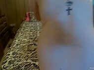 Жена с красивыми сиськами теребонькает киску, сосёт хуй, а затем принимает его внутрь 11