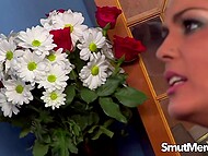 Вместо репортажа из офиса милфы сосут члены и зарабатывают свежую сперму во время траха 11