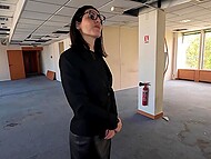 Прогулка по офису заканчивается для француженки сексом с двумя мулатами в публичных местах 4