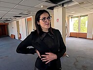 Прогулка по офису заканчивается для француженки сексом с двумя мулатами в публичных местах 7