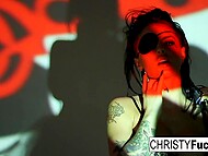 Одноглазая бестия в татуировках Christy Mack трахает пизду самотыком на полу после того, как пососала его 4