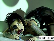 Одноглазая бестия в татуировках Christy Mack трахает пизду самотыком на полу после того, как пососала его 6