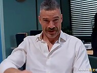 Сексапильные тёлочки с большими буферами делают перерыв в работе и трахаются с коллегами прямо в офисе 5