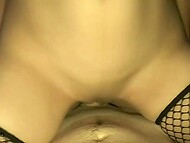 Любительская парочка записывает видео, как привлекательная сучка сосет парню и скачет на его твердом хуе 11