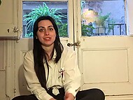 Привлекательная брюнетка с восхитительным телом раздевается догола и играет со своей волосатой пиздой в душе 6