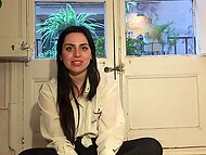 Привлекательная брюнетка с восхитительным телом раздевается догола и играет со своей волосатой пиздой в душе 8