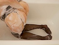 Une femme prend un bain en bas parce que c'est juste pour montrer où elle met la main dans son manchon en levrette