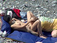 Amatørpar elsker frit på strandene i en uforglemmelig voyeur-samling