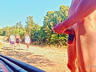 Woman sees the exhibitionist and leaves friends for a while to give him a handjob 4