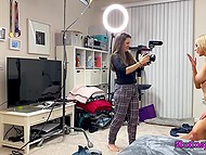 Блондинку бесцеремонно снимают на скрытую камеру, пока она занимается сексом с молодым человеком 7