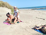 Laska z okrągłymi cyckami wyruchana przez nieznajomego na pieska, podczas gdy mężulek drzemie na plaży