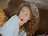 Молоденькая сучка с кудрявыми волосами подняла юбочку и завлекла мощный хуй в полосатую пилотку 5