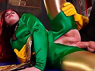 Страстная рыжеволосая супер-героиня дает парню полизать киску и трахается в порно-пародии 