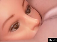 Один взгляд на голову манекена побуждает красотку поласкать себя расчёской 7