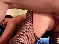 La puma británica tetona en lencería sexy de rejilla Jessie Jo disfruta del sexo duro con un hombre descarado