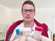 Бесстыжая пациентка раздвигает ноги для члена доктора-гинеколога, пока ее муж не видит 4