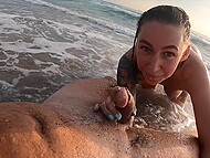 Chica polaca tatuada con tetas naturales y su amante tienen sexo oral caliente en la playa