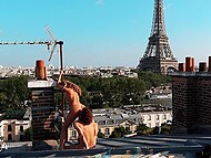 Blonde Schlampe wird im Doggystyle vor dem Hintergrund des Eiffelturms gefickt