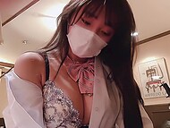 La chica japonesa se preocupa por su salud, por lo que usa una máscara médica incluso durante las relaciones sexuales
