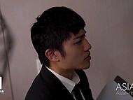 Une élégante asiatique en bas domine un jeune homme et lui fait baiser sa chatte juteuse